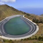 Depósito superior de la Central Hidroeólica de El Hierro, y al fondo el parque eólico compuesto por 5 aéreo generadores, que se inauguran este viernes