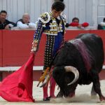 Remate por bajo a pies juntos de Adame
