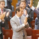 González recibió el aplauso cerrado de la bancada popular tras su comparecencia en la primera jornada del Debate sobre el Estado de la Región