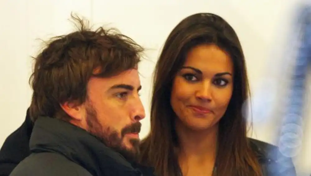 Fernando Alonso y Lara Álvarez dentro del garaje de McLaren y Honda en Jerez, en una imagen de archivo