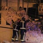 Un grupo de bomberos trabaja en lo que fue la casa ocupada 'Can Vies' tras el inicio de las tareas de derribo.