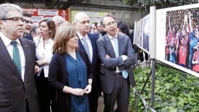 Sáenz de Santamaría, Jorge Fernández, Francesc Homs y José Antonio Vera, ayer en una exposición de Efe en Barcelona