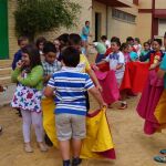 Morante enseña a torear y reparte capotes y muletas a unos niños en La Puebla del Río