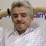 El presidente de Ryanair, Michael O'Leary, junto al director de marketing de la compañía, Kenny Jacobs (d), durante el anuncio de sus planes desde el aeropuerto de Madrid.
