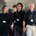 Imagen del obispo de Canterbury, acompañado por otros miembros del clero, de camino al sínodo que ha tomado la decisión