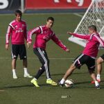 Los jugadores del Real Madrid, durante el entrenamiento que la plantilla del primer equipo antes de medirse al Villarreal