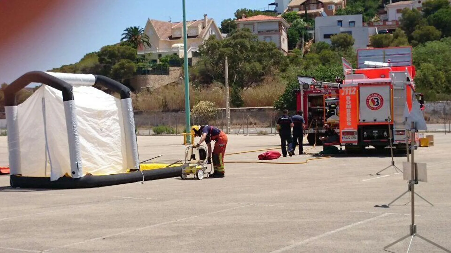 Bomberos de la Diputación de valencia durante las labores de control de la nube tóxica