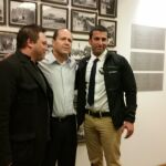 El alcalde de Jerusalén, en el centro, con sus dos guardaespaldas.