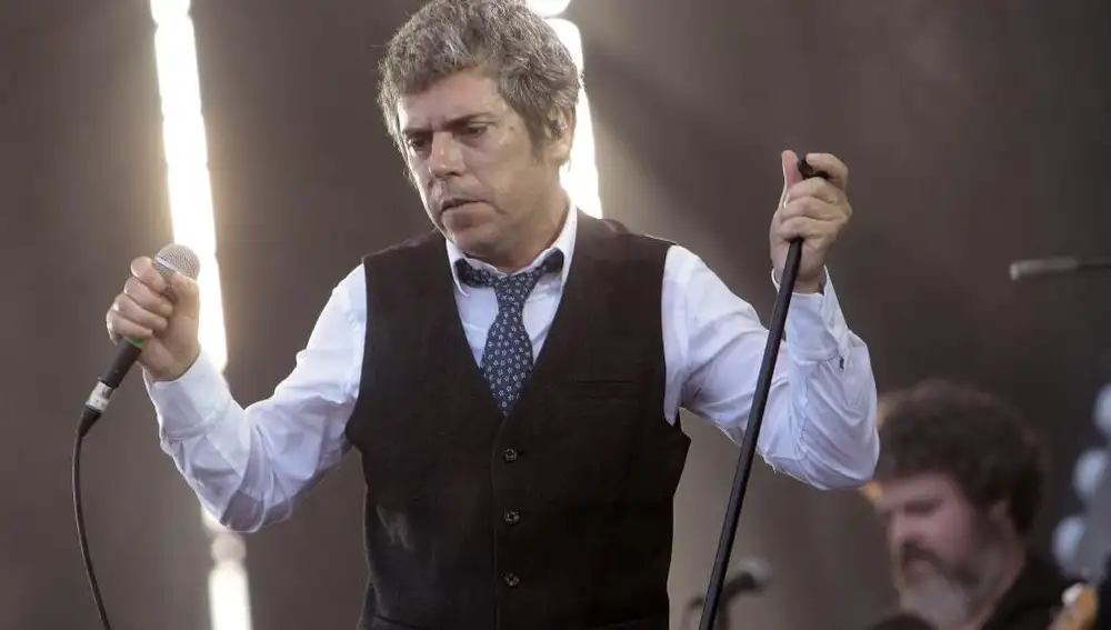 El cantante Iván Ferreiro durante el concierto que ha ofrecido en la última jornada del Festival Arenal Sound