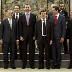 El Príncipe de Asturias posa con una representación de la Asociación Española de Fabricantes de Automóviles y Camiones (ANFAC)
