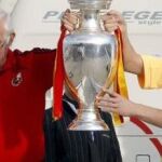 Casillas y Luis Aragonés, con el trofeo de campeones de Europa