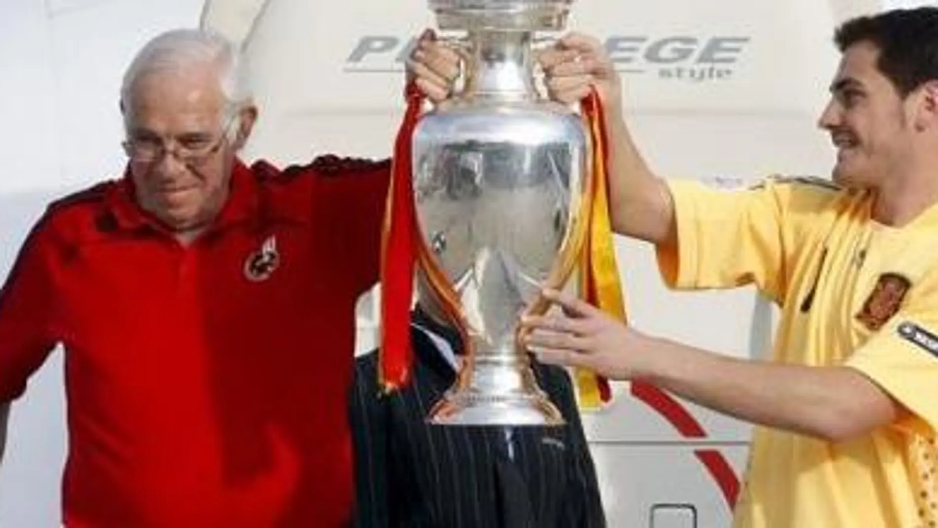 Casillas y Luis Aragonés, con el trofeo de campeones de Europa