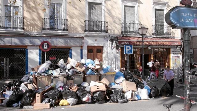 La basura en La Gavidia supone un grave perjuicio para los bares