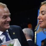 El primer ministro polaco, Donald Tusk, y la ministra italiana de Asuntos Exteriores, Federica Mogherini, después de la elección de la cumbre de la UE en Bruselas.