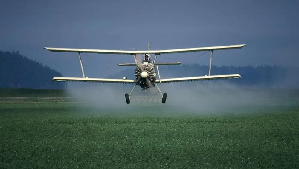 Un avión arrojando pesticidas