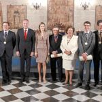Foto de familia de los premiados junto con las autoridades que ayer asistieron a la ceremonia de La Lonja.