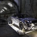 El coche tuvo que ser introducido en los túneles con una grúa.