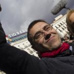 Juan Carlos Monedero y Carmen Lomana en un acto de Podemos en la Puerta del Sol de Madrid.