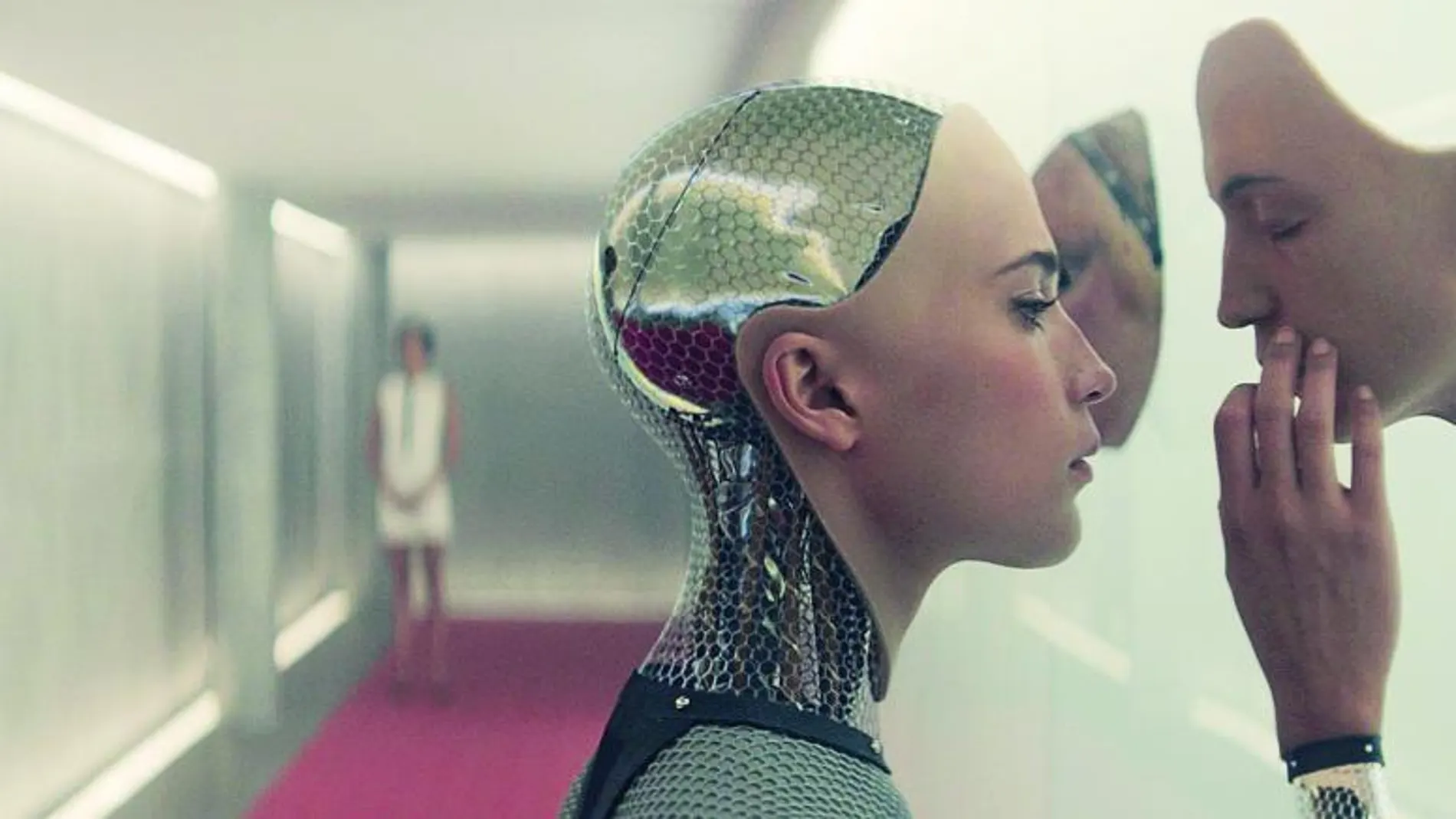 «Ex Machina». Un ingeniero trata de probar la «humanidad» de su creación más perfecta: un robot con forma de mujer. El resultado es inquietante.