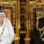 La reina Isabel II de Inglaterra pronuncia su discurso anual ante el Parlamento, junto al Duque de Edimburgo