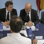 Jorge Fernández Díaz, Ana Pastor y Alberto Núñez Feijóo, reunidos hoy con los mandos policiales en Santiago