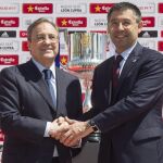 Los presidentes, con la copa