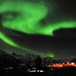 Las auroras boreales, como esta espectacular sobre el cielo de Noruega, están causadas por la reconexión magnética