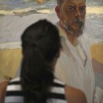 Una mujer observa "Autorretrato con fondo de mar", de Joaquín Sorolla, obra que puede verse en una exposición en Barcelona.