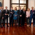 Los representantes de las entidades financieras, junto al Presidente de la Junta.