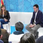 Alicia Sánchez-Camacho, ayer en la sede del PP catalán, junto al diputado de su grupo José Antonio Coto