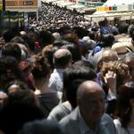 Muchas personas se han acercado el domingo al parque del Retiro para curiosear, ver a sus escritores favoritos y conseguir que les firmen ejemplares en este primer domingo de la 73 edición de la Feria del Libro de Madrid.