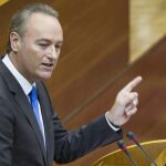 El Presidente Fabra hablando al pleno de las Cortes Valencias.