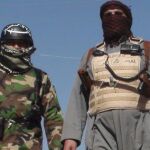 Hombres armados caminan por una calle de Faluya, al oeste de Irak.