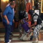 Las fuerzas de seguridad libanesas detienen a un hombre fuera del hotel Duroy de Beirut.