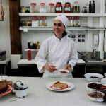 Fotografía del 27 de enero de 2015 de la chef colombiana Luz Beatriz Vélez, durante una entrevista en su restaurante de Bogotá (Colombia)