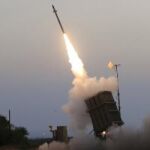 Israel dispara una batería de su sistema de defensa Iron Dome para interceptar un cohete lanzado desde Gaza.
