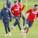 Simeone y Luis García, en el entrenamiento de ayer