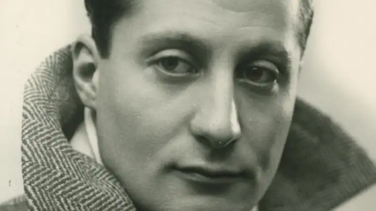 José Antonio Primo de Rivera en una de sus poses más conocidas