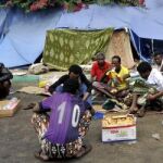 Un grupo de refugiados africanos descansan a la intemperie en un campo de refugiados situado junto a una carretera en Saná (Yemen)