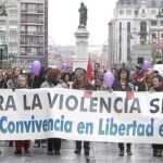 Miles de personas se echarán hoy a las calles y plazas de ciudades y pueblos de la Comunidad contra la violencia sexista. En la imagen, manifestación del pasado año en León