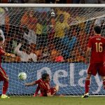 Nacho Monreal (C) no puede evitar el gol de Bernard Parker