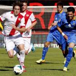 El centrocampista del Getafe Raúl Baena (d) persigue el balón junto al centrocampista del Getafe Ángel Lafita