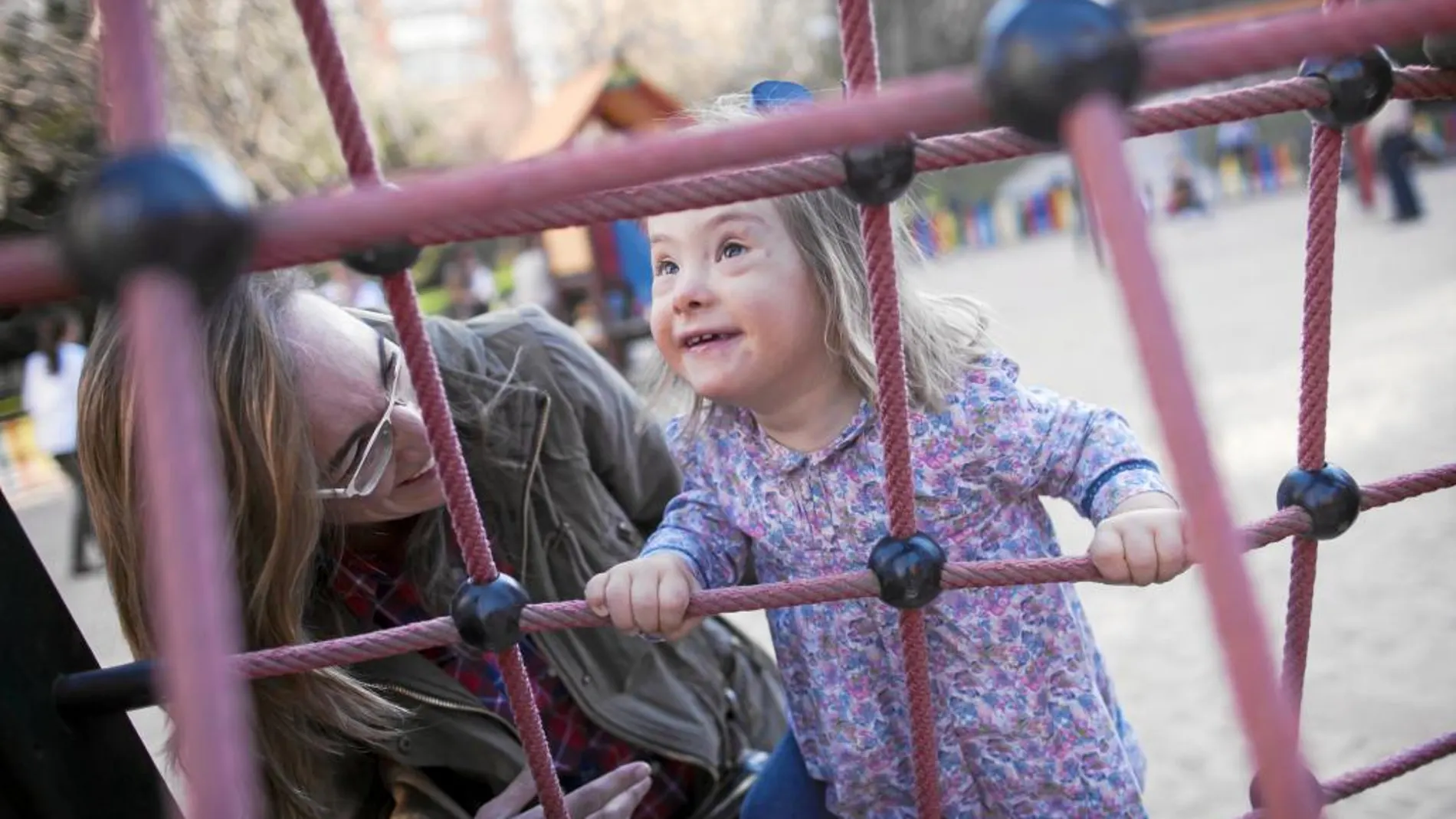 Paloma, de tres años, juega con su madre en un parque cercano a su casa.