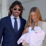 Javier y Sol, con la pequeña Camila.