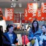 Los consumidores acudieron ayer a la llamada de las rebajas, días antes de la festividad de los Reyes Magos