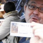 Manuel, trabajador de una empresa actualmente en concurso de acreedores, enseña una copia del décimo