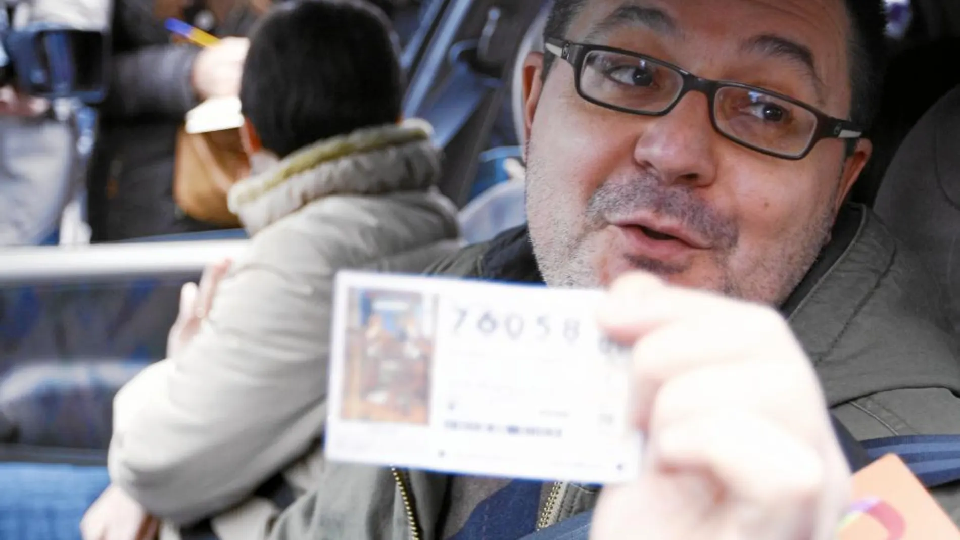 Manuel, trabajador de una empresa actualmente en concurso de acreedores, enseña una copia del décimo