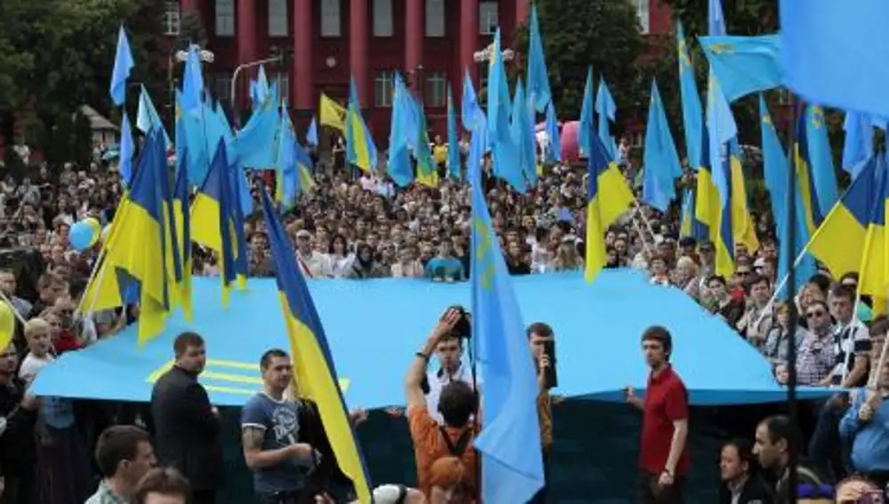Los tártaros conmemorando en Simferopol las deportaciones soviéticas de hace 70 años.