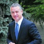 TRAJE AZUL MARINO: El traje azul marino se ha convertido en el uniforme del entorno económico y político masculino. Esto se debe, entre otras razones, a su versatilidad: al poder combinarlo con camisas y corbatas de cualquier color, se puede utilizar en numerosas ocasiones sin que se note que se está repitiendo.