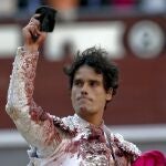 MIguel Abellán pasea una oreja del quinto toro, el pasado viernes, en Las Ventas